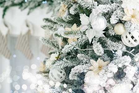 装饰圣诞树模糊，闪闪发光和仙女光背景。