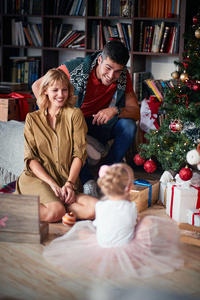 Family next to a Christmas tree 