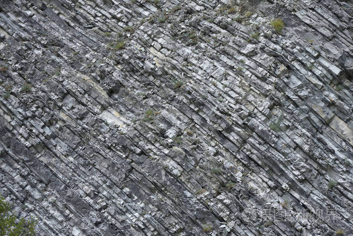 结构优美的岩石由坚硬的岩石组成呈层状