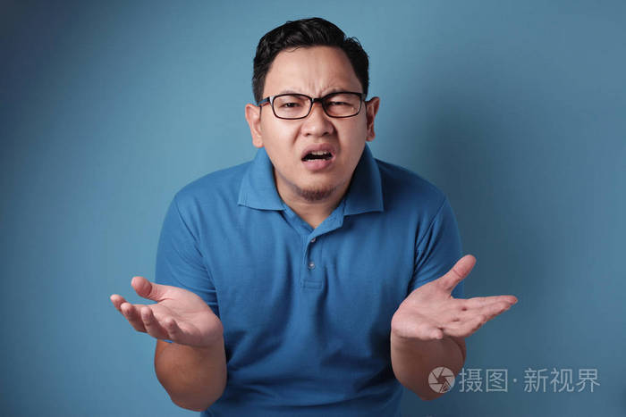 年轻人冷漠的姿态照片-正版商用图片26ke1a-摄图新视界