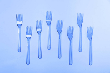 经典蓝色背景上的塑料叉子图案。