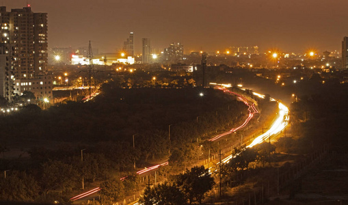 夜间繁忙道路的景色