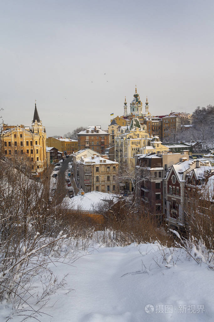 圣安德鲁教堂和被雪覆盖的城市历史部分的景色乌克兰基辅