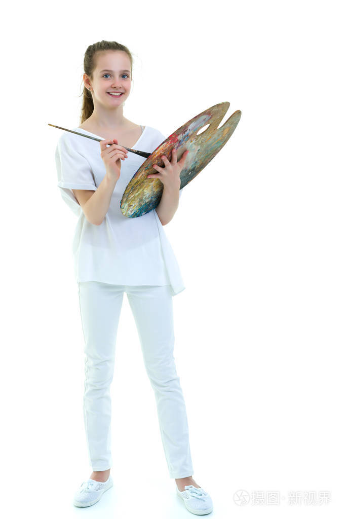 小女孩拿着调色板和画笔学画画
