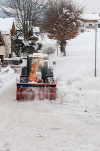 冬季道路养护。带碾磨和转子除雪机的拖拉机