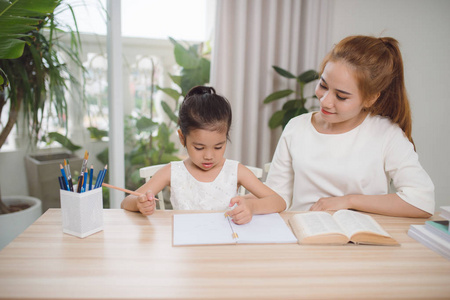 小孩 母亲 家庭 学校教育 女孩 越南人 教育 女儿 作业