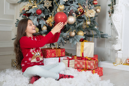 圣诞树下的孩子.小孩子装饰圣诞树.快乐的孩子庆祝圣诞节和新年.