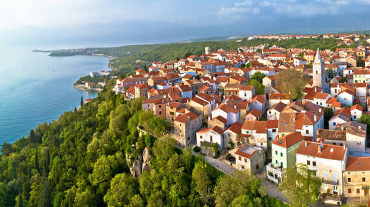 Krk岛上的Omisalj镇空中全景