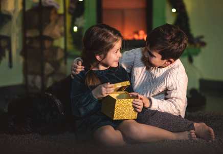 拆圣诞礼物图片