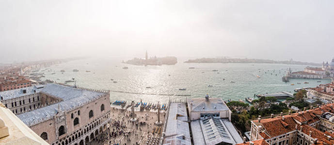 早晨从圣马可钟楼顶上看到的雾。意大利威尼斯