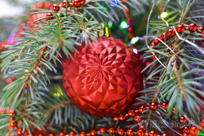 圣诞树上的红球特写