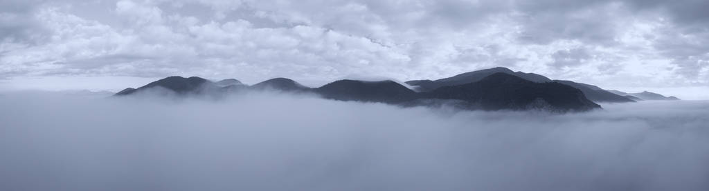 意大利托斯卡纳，雾中山脉全景鸟瞰图