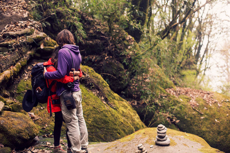 背包 夏天 岩石 行走 木材 享受 在一起 自然 女孩 旅行