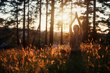 成人 锻炼 太阳 肖像 运动 姿势 放松 早晨 森林 呼吸