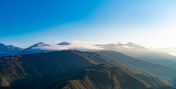 高加索山脉。山中蓝天的风景。