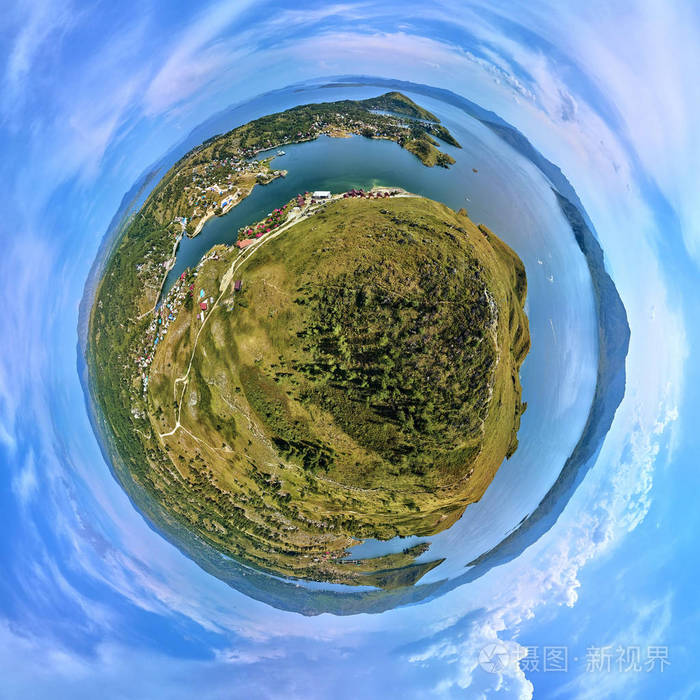 美丽的未来主义全景360球面全景小星球空中无人机俯瞰夏季休闲设施