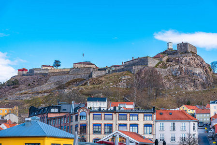 在挪威城市哈尔登俯瞰港口的弗雷德里克斯滕要塞照片