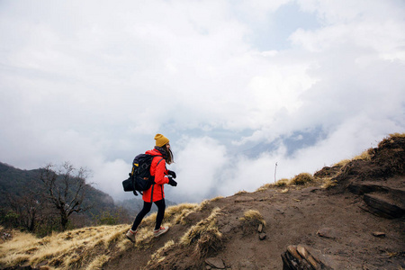 享受 自由 运动 女人 旅游业 森林 丛林 夏天 自然 旅行