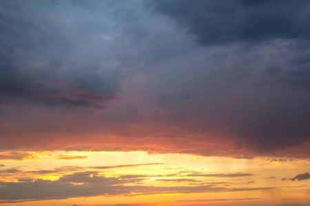 傍晚，夕阳的天空布满了橙色的浮云。