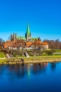 北卡罗来纳州特隆赫姆的尼达罗斯大教堂Nidaros cathedral，倒映在尼德尔瓦河上