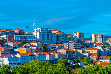 葡萄牙科英布拉新城的彩色立面