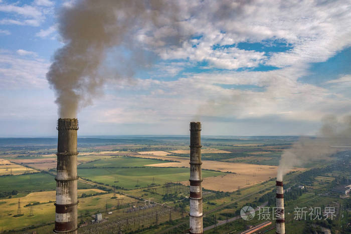 煤电灰烟高烟烟囱鸟瞰图
