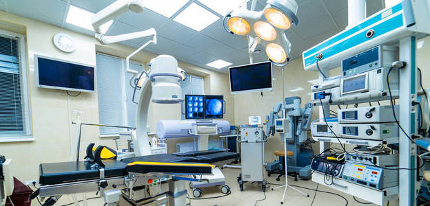 手术室的手术设备和器械。显微外科手术器械。现代手术室。