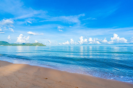 美丽的热带海滩海洋白云蓝天