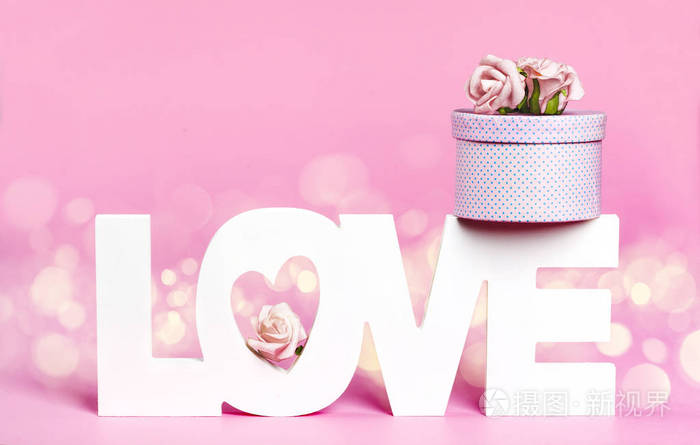 粉色背景的单词love和礼品盒