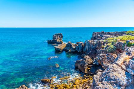 葡萄牙卡斯凯斯附近多岩石的海岸线