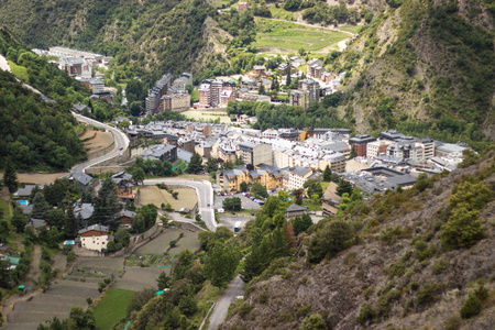 在松树周围的高山上远足可以看到安道尔的美景。