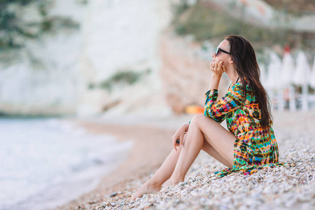 一个女人躺在沙滩上享受暑假看海