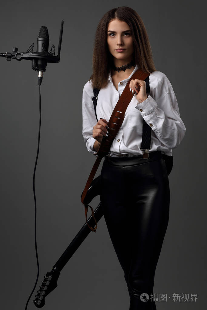 一位美丽苗条的女音乐家的肖像