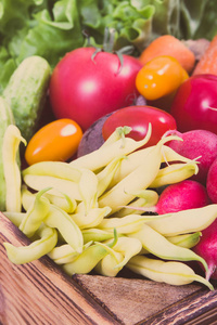 新鲜蔬菜作为健康的配料，含有维生素和矿物质，用于烹饪菜肴