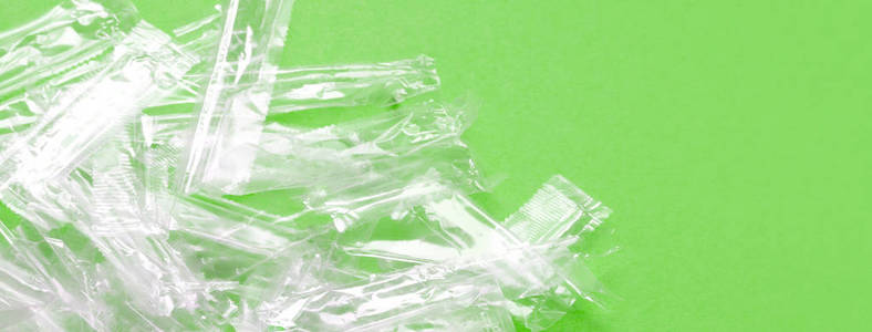 一堆绿色塑料包装的垃圾。