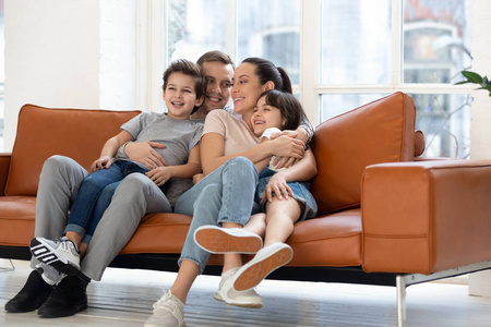 妻子儿子拥抱图片