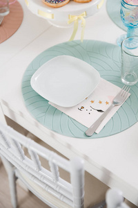 在一个儿童生日派对装饰中,白色大厅里的食物摆在桌上——温和的比吉