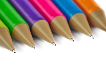 彩色铅笔背景。白底彩色铅笔。孤立的