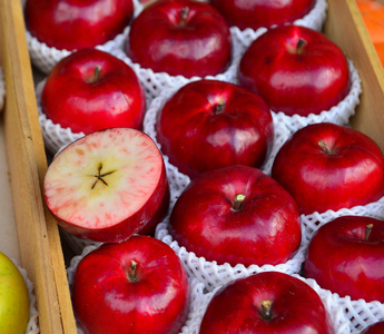 街市出售的新鲜苹果水果图片