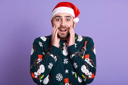 大胡子的家伙穿着圣诞帽和范妮毛衣，雪人看起来很惊讶，双手放在嘴边，被这个好消息吓了一跳，在淡紫色的背景下显得孤立无援。