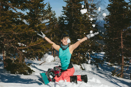成人 白种人 乐趣 冬天 极端 微笑 旅行 自由 行动 滑雪者