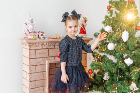圣诞树可爱可爱小女孩的画像