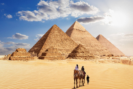埃及沙漠阳光下的吉萨大金字塔和贝多因人