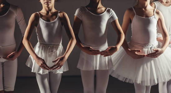 矮胖的小女孩排成一排练习芭蕾舞