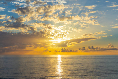 一望无际的大海上美丽的夕阳，倒影在水中