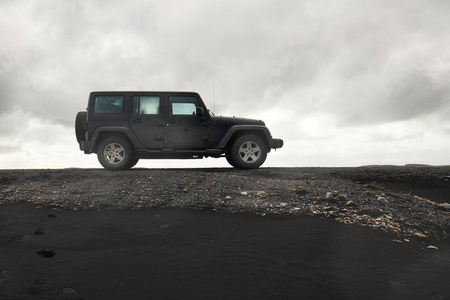 冰岛地形上的汽车