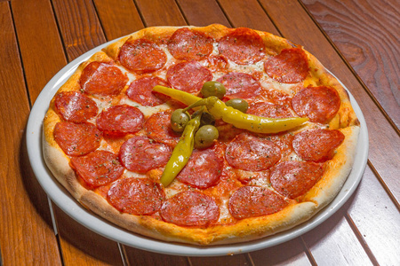 餐馆里盘子里的意大利香肠披萨