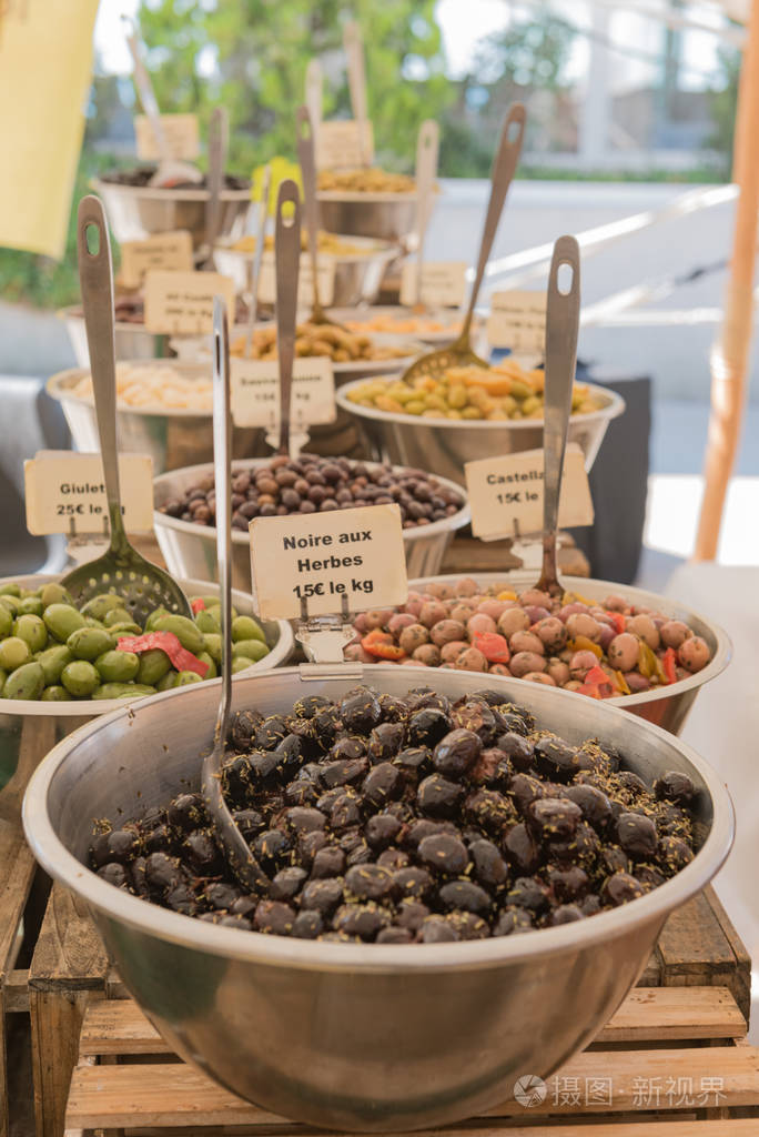 法国市场上各种各样的橄榄