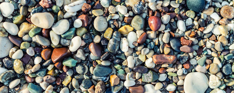 时尚多彩的小海石卵石背景。五彩抽象海滩自然图案