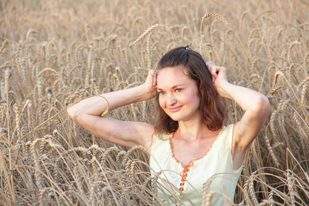 小麦 长的 头发 耳朵 连衣裙 眼睛 空气 女孩 披肩 夏天